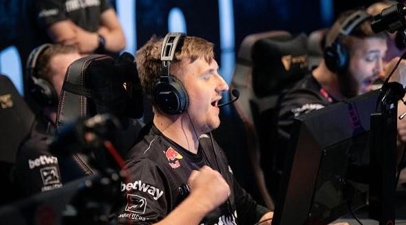 贝贝！小伞韦鲁斯狂轰五杀逆转局势 乐言队1-0宝蓝队